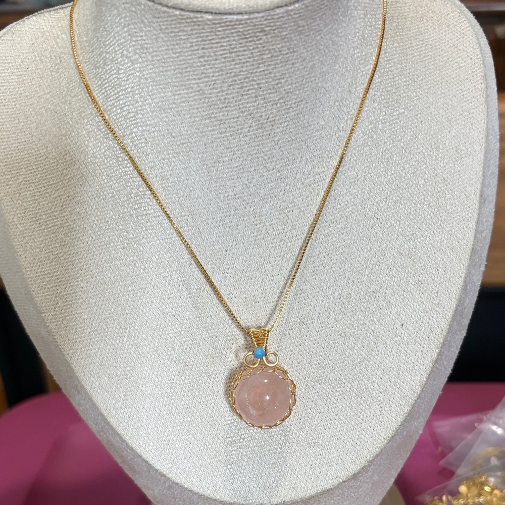 Elegant Gold and Pink Pendant Necklace